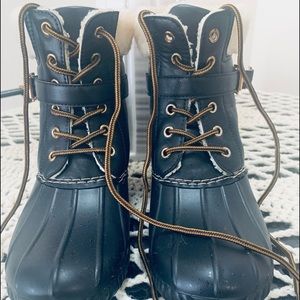 Winter boots for rain or snow. Lightweight has fur lining